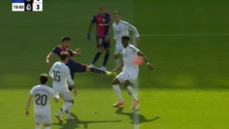 Pérez Burrull y la mano de Tchouaméni: "No es penalti, está en vertical y muy cerca del remate"