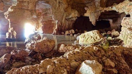La ruta de senderismo por cuevas marinas y calas para disfrutar de un baño