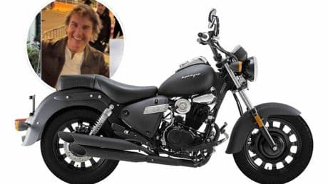 Se encontró a Tom Cruise por la calle y le firmó la moto: ahora espera venderla por 3.500 euros