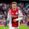 Mika Godts grijpt zijn kans bij Ajax en kijkt uit naar duel met Dumfries: ‘Hij moet achter mij aan gaan lopen’