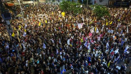 LIVE | Nationale staking Israël uit protest tegen uitbreiding oorlog Gaza: demonstranten blokkeren snelwegen