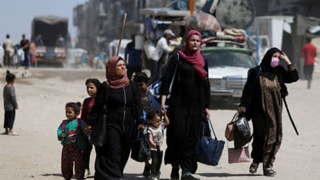 Mueren 18 palestinos tras un ataque de Israel contra refugiados en una escuela en Gaza