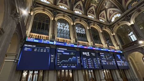 El Ibex cotiza con ligeras caídas, pero mantiene los 14.200 puntos