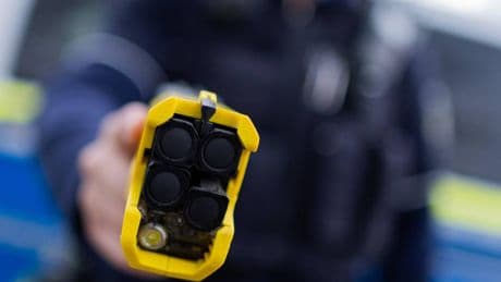 Dobrindt will Taser: Linke warnt vor Todesfällen durch Elektroschocker