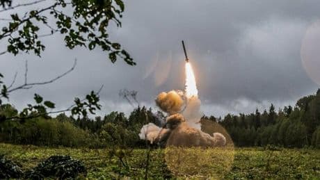 Ucraina, l'attacco russo a Kiev con i missili Iskander-k: gittata di 500 km e quasi 1.000 km/h di velocità, perché sono così difficili da intercettare