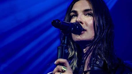Maan breekt met platenlabel te midden van eerste soloshow op Lowlands