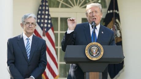 El dólar toca mínimos ante la posibilidad de que Trump adelante el relevo de Powell en la Fed