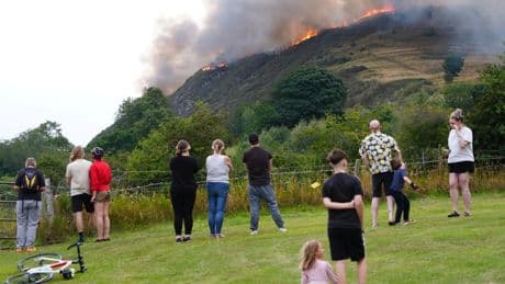 Schottland: Berg in Edinburgh brennt
