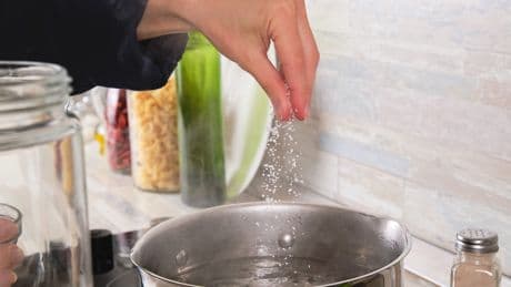 Wann salzen beim Kochen? So vermeiden Sie häufige Fehler