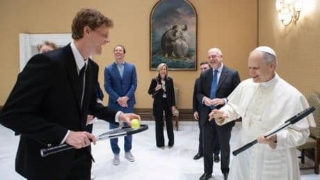 Sinner da Papa Leone XIV. Il tennista a sorpresa in Vaticano: "Giochiamo un po'?"