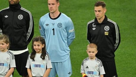 Bei seinem 100. Länderspiel läuft Kimmich mit seinem Sohn an der Hand ins Stadion ein