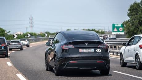 A555 zwischen Köln und Bonn: Sperrung wegen Tesla-Crash – Biker verletzt