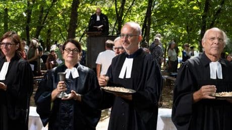 Le rassemblement annuel des protestants réformés dans les Cévennes, à l’assemblée du Désert : culte en plein air, chaire portative et pique-nique…