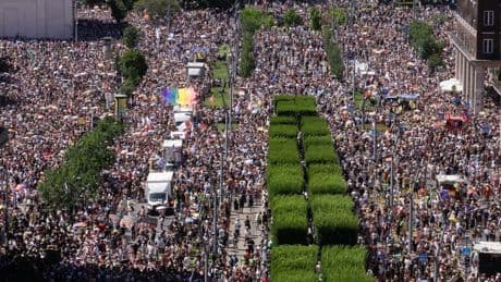 Budapest: des dizaines de milliers de personnes présentes pour la marche des fiertés malgré l'interdiction