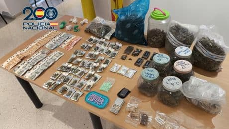 Desmantelan en Valencia un narcopiso con máquina expendedora de droga y vía de escape secreta