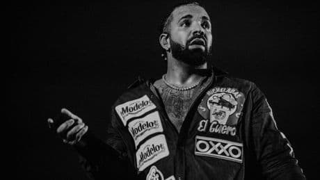 De hoge vlonder waarop Drake als een dolle staat te dansen en springen maakt zijn show in de Ziggo Dome