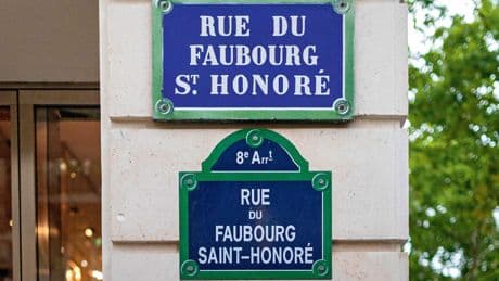 « C’est moche, quel dommage ! » : la triste disparition des mythiques plaques de rue parisiennes, remplacées par des copies en tôle
