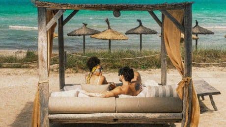 Cuatro ‘beach clubs’ para sumergirse en la ‘bonne vie’ mallorquina