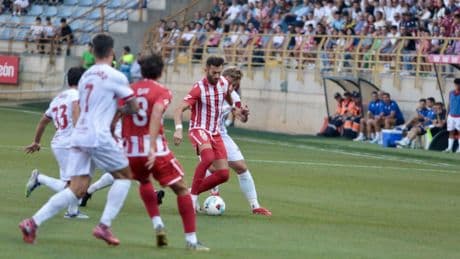 Susto en el partido entre la Cultural Leonesa y el Almería: Leo Baptistao cae desmayado y se va del estadio en ambulancia