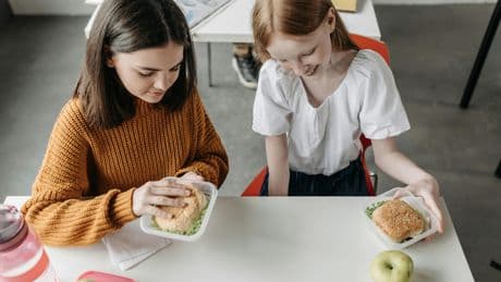 La clave para evitar la obesidad entre los niños: medir exactamente la hora a la que comen, según unos científicos