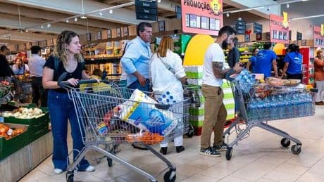 Usa, sugli scaffali rincari e incertezza: gli americani affollano i discount