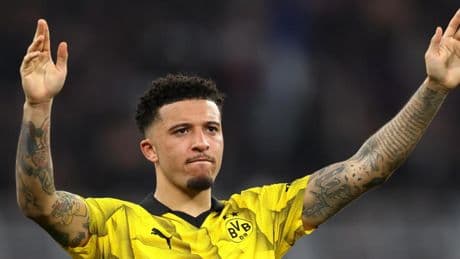 Jadon Sancho se pone de rodillas ante el Borussia Dortmund
