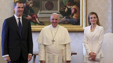 El motivo por el que la reina Letizia es una de las únicas mujeres del mundo que puede vestir de blanco ante el Papa