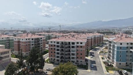 Hatay'da depremde yıkılan 600 Evler Sitesi'nde yaşam yeniden başladı