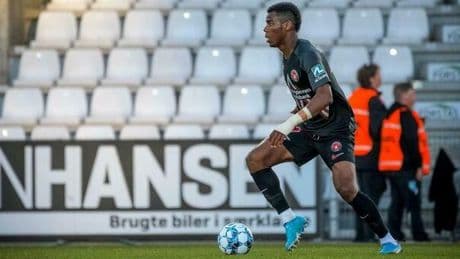 Calciomercato: chi è Onyedika, il giovane centrocampista che piace al Milan. Età, altezza, carriera, caratteristiche