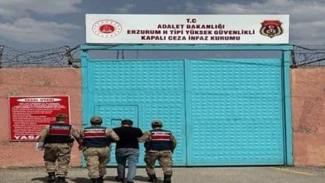 FETÖ/PYD üyesi samanlıkla yakalandı