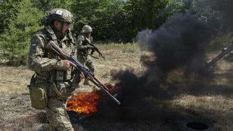 Ucraina, attacco russo durante i colloqui alla Casa Bianca: 270 droni e 10 missili, otto morti in 24 ore