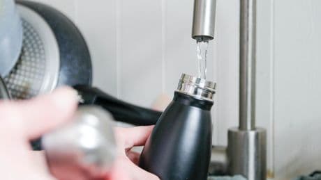 Simpler Trick: So reinigen Sie Ihre Trinkflasche richtig
