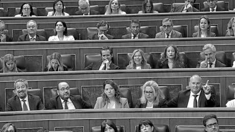 Más política, menos políticos