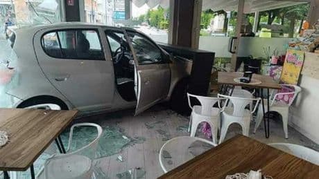 Sbaglia la manovra, perde il controllo dell'auto del papà e sfonda la vetrata del «Pit Stop Bar»: locale chiuso per i danni