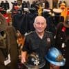 300 tenues de pompiers du monde entier vendues aux enchères : « On fait partie de la même famille »