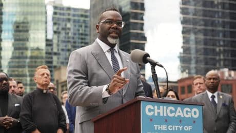 El alcalde de Chicago ordena resistir al despliegue militar de Trump