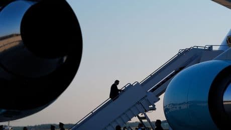 Trump schreibt vor Abflug nur zwei Wörter - Treffen mit Putin angeblich im Flugzeug