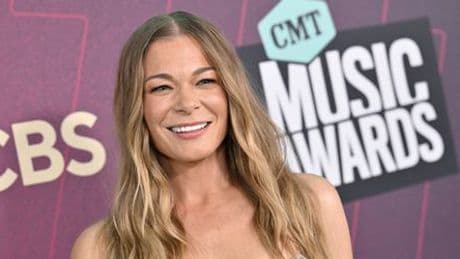 LeAnn Rimes: Sängerin verliert bei Konzert Zahnbrücke – und singt weiter