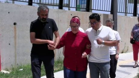 Murat Çalık’ın annesi hastane bahçesinde nöbette: Feryadımı duyun