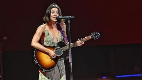 Gracie Abrams corona con su encanto confesional un arranque del Cruïlla rendido al girl power’