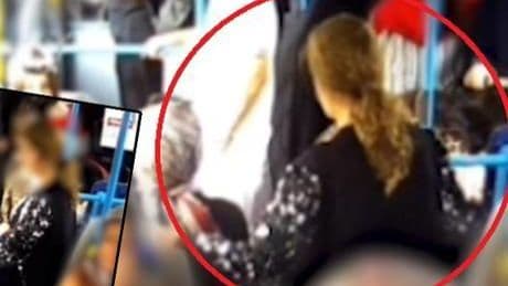 Otobüste düşürülen 50 bin TL değerindeki altın kolyeyi aldı! O anlar anbean kaydedildi