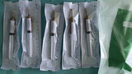 La transplantation de microbiote fécal : un médicament comme les autres ?