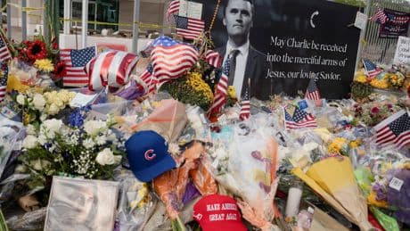 Mémorial à Charlie Kirk : un homme de 19 ans arrêté après avoir piétiné des fleurs et objets funéraires