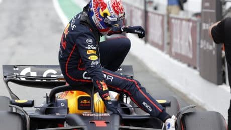 La furia del campeón: Verstappen roza la suspensión... y no fue su culpa