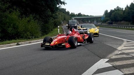 Vuelve el Michael Schumacher de la autobahn: un Ferrari F1 fantasma reaparece en la autopista y desata la locura