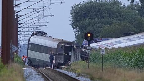 Un muerto y varios heridos tras descarrilar un tren en el sur de Dinamarca