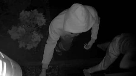 Immer wieder klingeln nachts Vermummte an der Tür: Neusser Familie in Angst – „Das ist Psychoterror!“