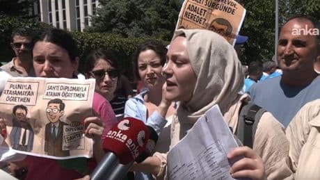 Bakanlık önünde eylem yapan mülakat mağduru öğretmenler: "Yakalım mı kendimizi?"
