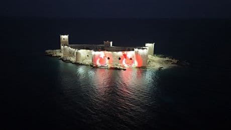 Mersin'in simgesine ay-yıldızlı aydınlatma