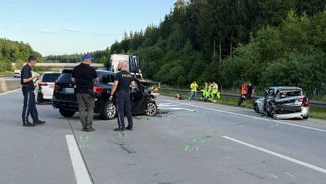 Mann (49) kracht in Stau-Ende - 17 Verletzte! Teenager in Lebensgefahr